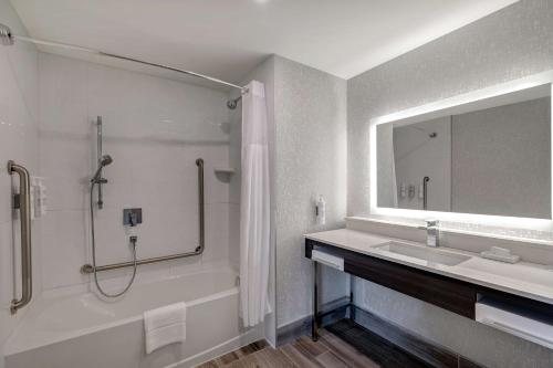 Hampton Inn Suites Burlington — Bathroom