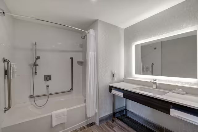 Hampton Inn Suites By Hilton Burlington — Bathroom