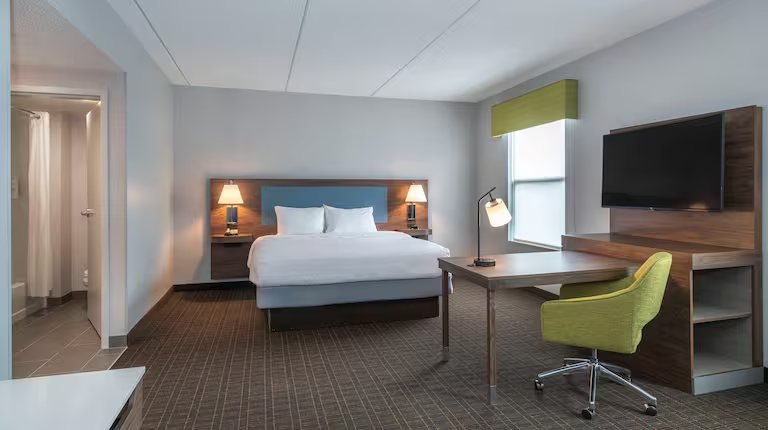 Hampton Inn Suites By Hilton Burlington — Guest room