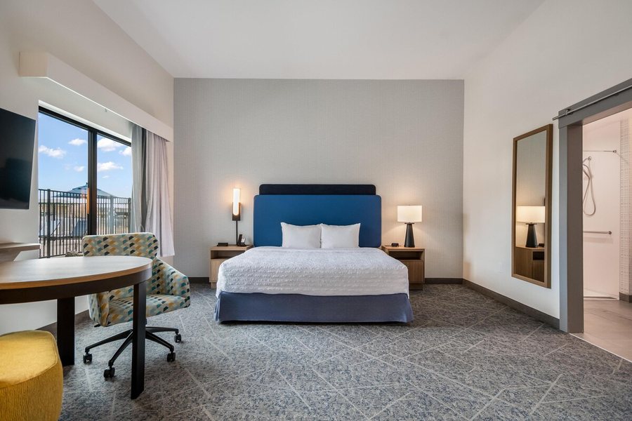 Hampton Inn Suites by Hilton Irving DFW Airport North — Guest room