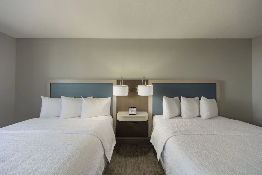 Hampton Inn Suites by Hilton Miami Airport South Blue Lagoon Miami Florida — Guest room