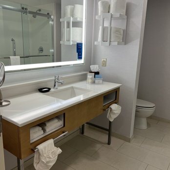 Hampton Inn Suites By Hilton Miami Brickell Downtown Miami Florida — Bathroom