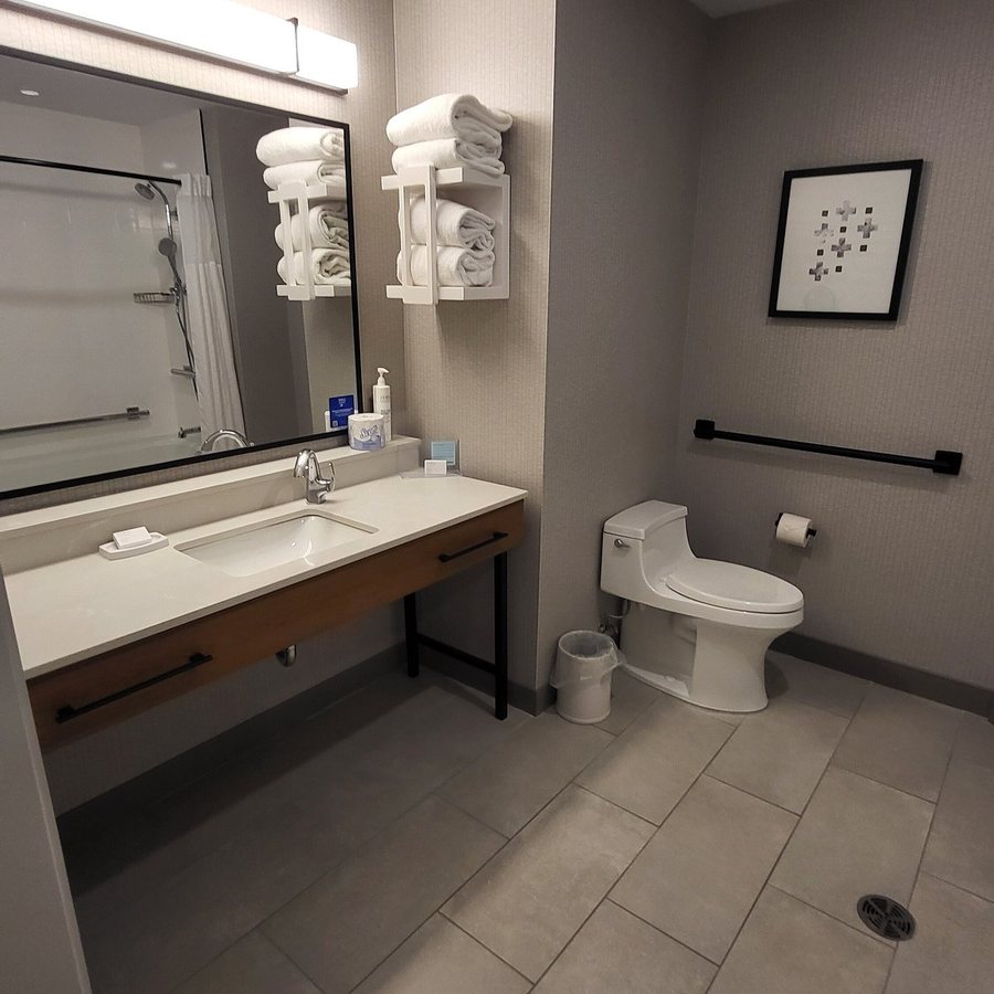 Hampton Inn Suites by Hilton Montreal Dorval — Bathroom
