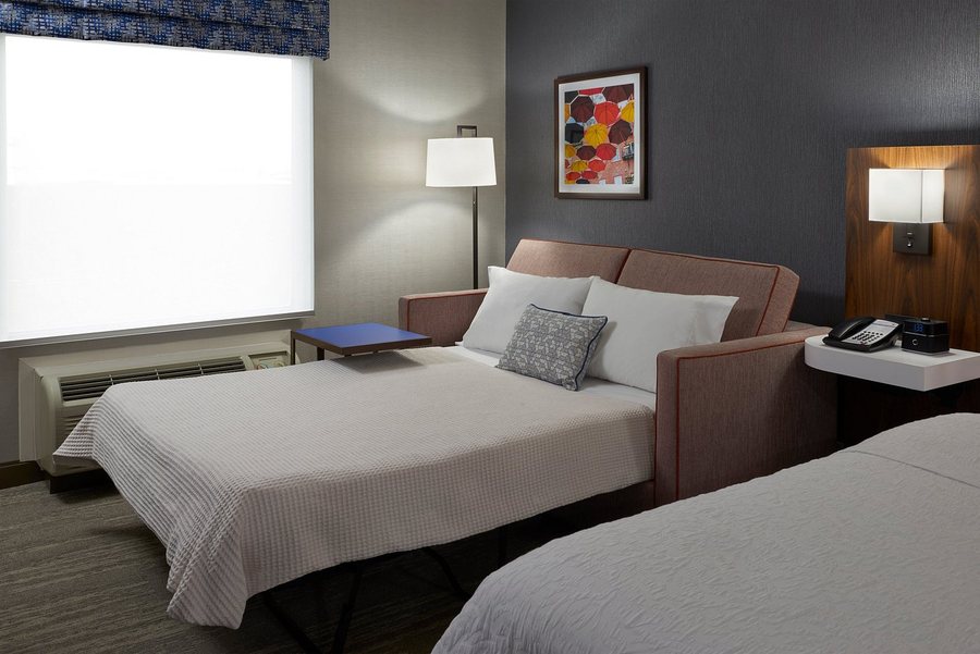 Hampton Inn Suites by Hilton Montreal Dorval — Guest room