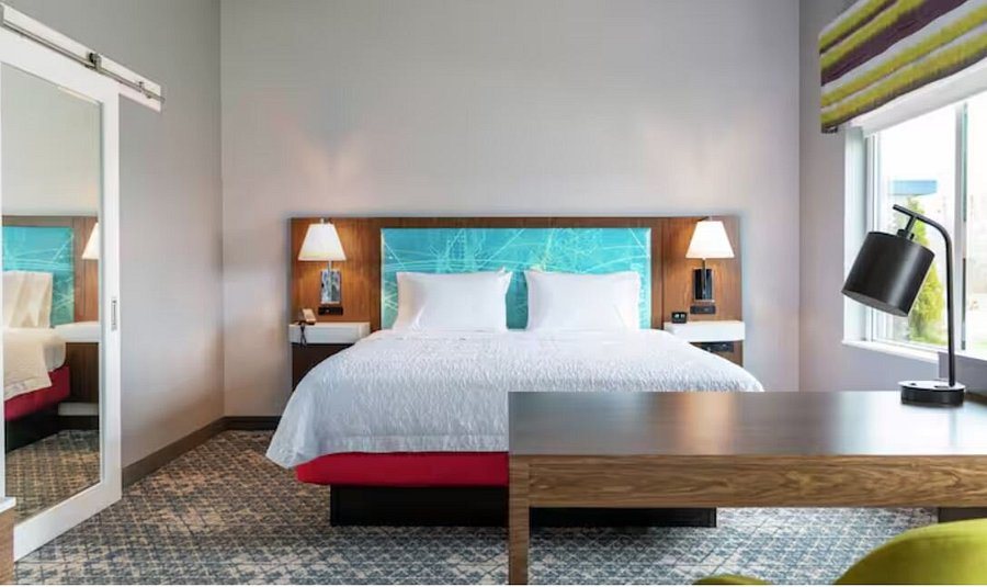 Hampton Inn Suites By Hilton Orangeville On — Guest room
