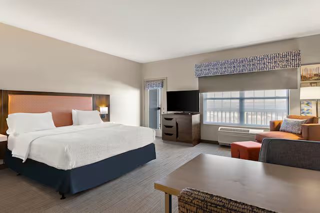 Hampton Inn Suites By Hilton Petoskey — Guest room