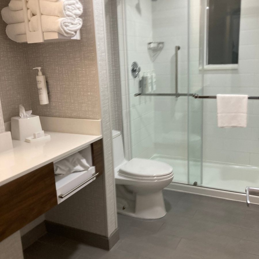 Hampton Inn Suites By Hilton Toronto Markham — Bathroom