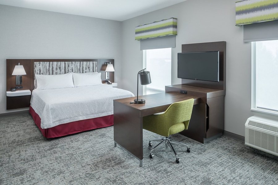 Hampton Inn Suites Cape Canaveral Cruise Port — Guest room