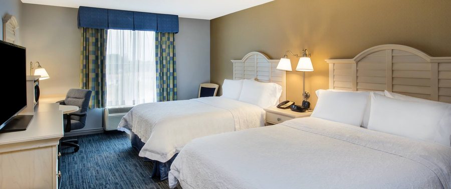 Hampton Inn Suites Cape Cod West Yarmouth — Guest room