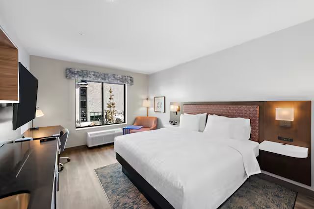 Hampton Inn Suites Cathedral City — Guest room