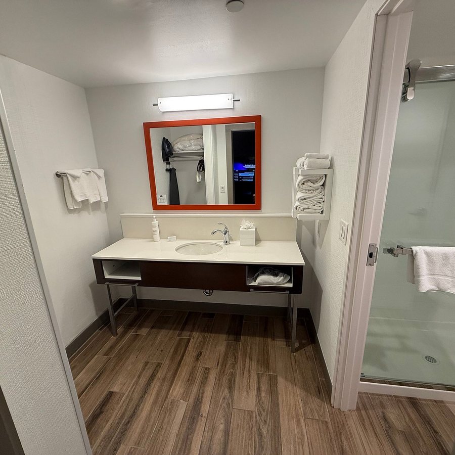 Hampton Inn Suites Cedar Park North Austin — Bathroom