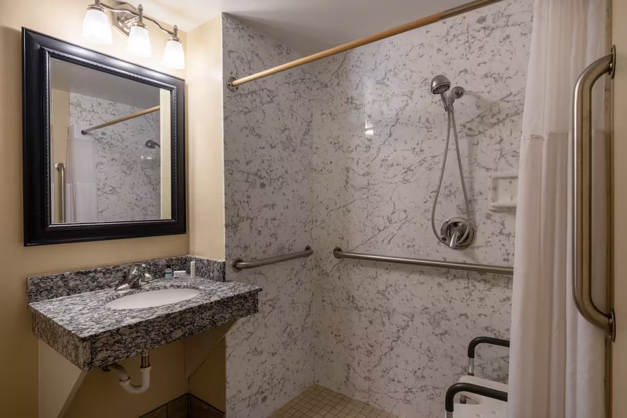 Hampton Inn Suites Cedar Rapids North — Bathroom