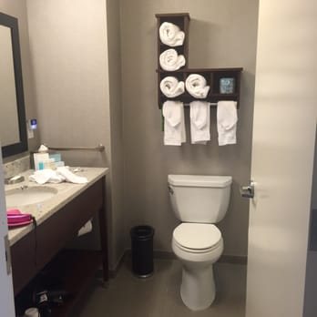 Hampton Inn Suites Chapel Hill durham Area — Bathroom