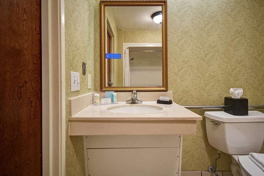 Hampton Inn Suites Charleston West Ashley — Bathroom
