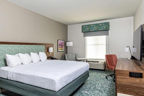 Hampton Inn Suites Charleston West Ashley — Guest room