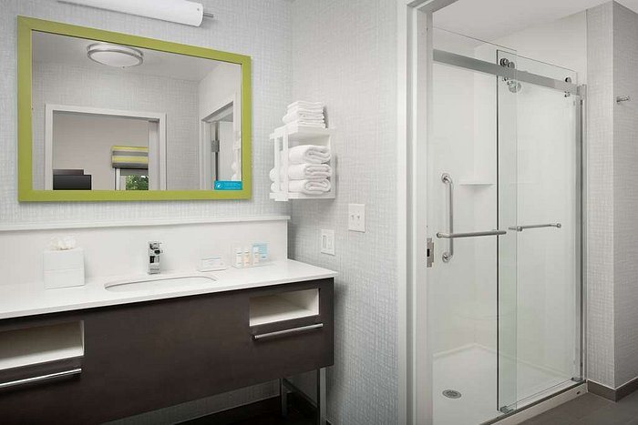 Hampton Inn Suites Charlotte ballantyne — Bathroom