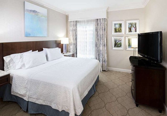 Hampton Inn Suites Charlotte SouthPark at Phillips Place — Guest room