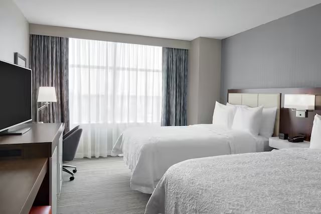Hampton Inn Suites Chicago Downtown Chicago Illinois — Guest room