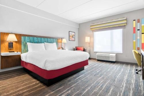 Hampton Inn Suites Chicago Medical District UIC Chicago Illinois — Guest room