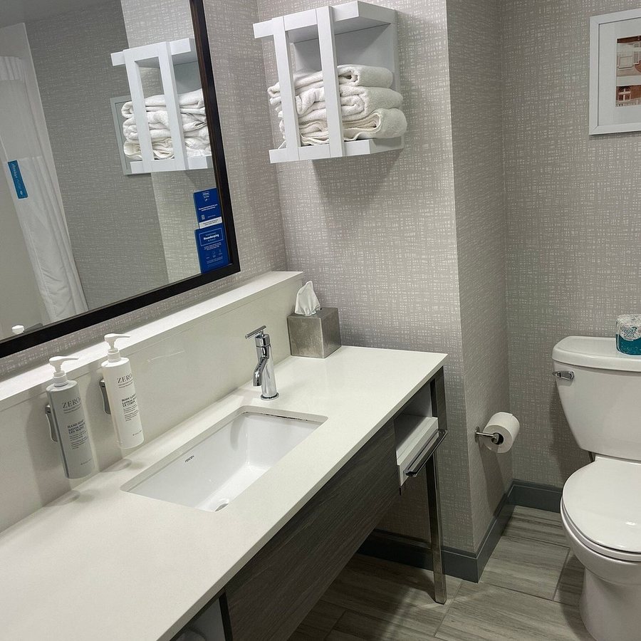 Hampton Inn Suites Chicago St Charles — Bathroom