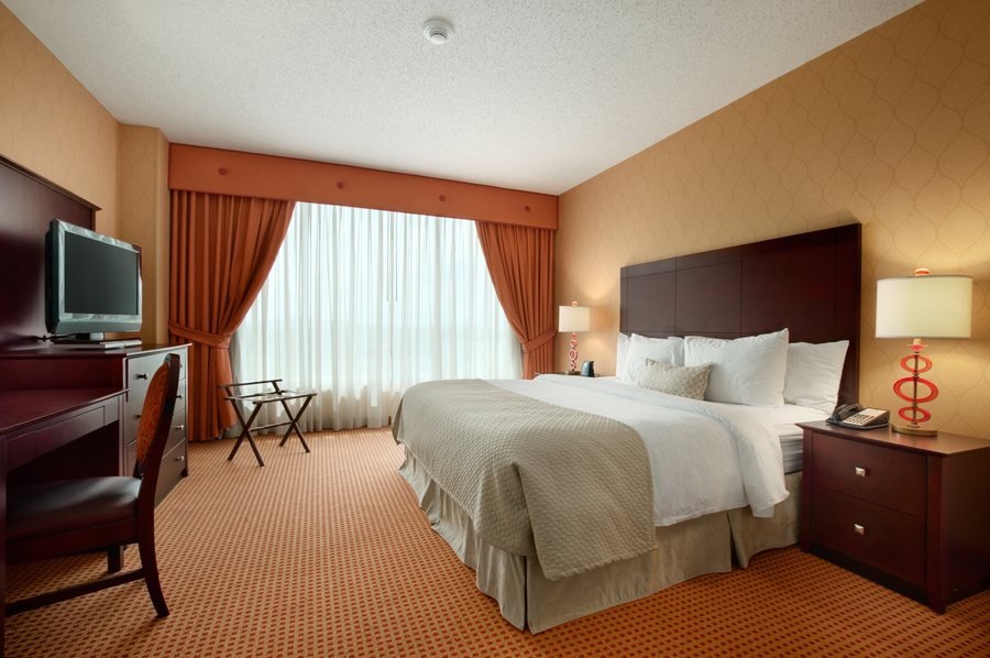Hampton Inn Suites Chicago St Charles — Guest room