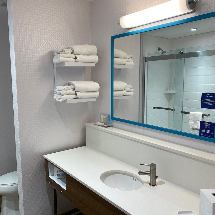 Hampton Inn Suites Chicago Waukegan — Bathroom