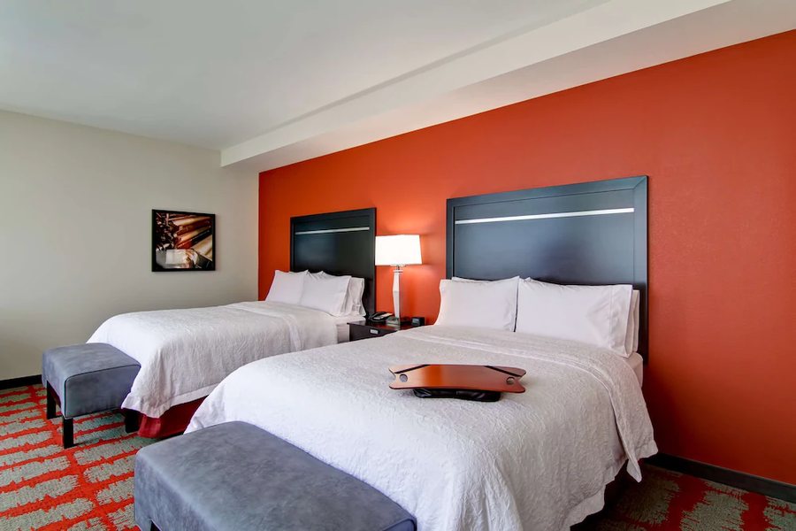 Hampton Inn Suites Cincinnati Downtown — Guest room