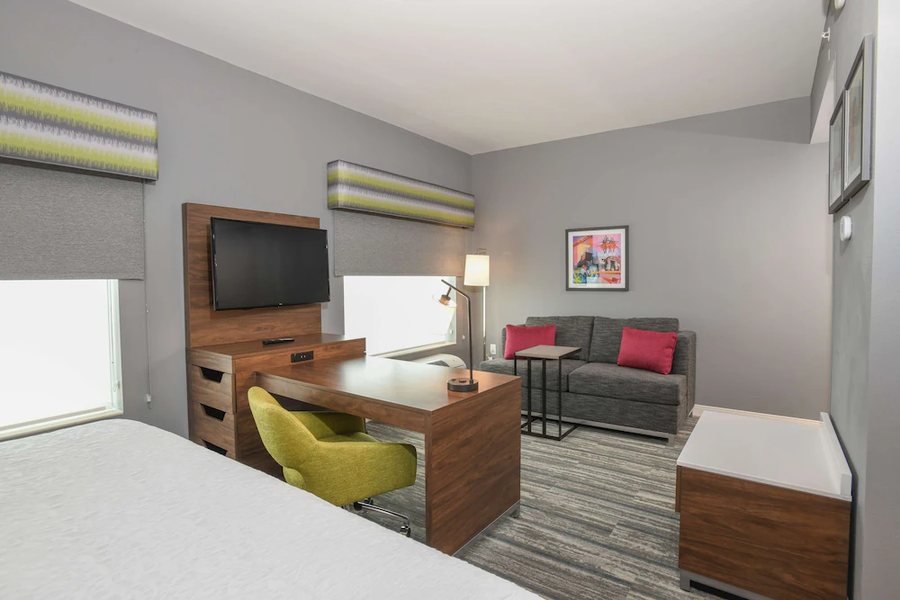 Hampton Inn Suites Cincinnati Liberty Township — Guest room
