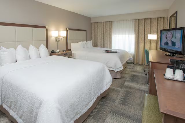 Hampton Inn Suites Cincinnati Union Centre — Guest room
