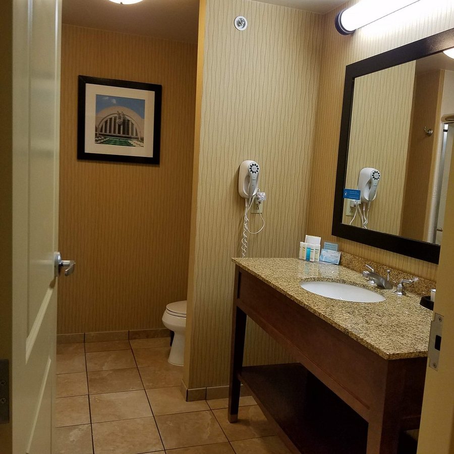 Hampton Inn Suites Cincinnati Uptown University Area — Bathroom