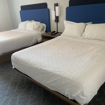Hampton Inn Suites Cincinnati Uptown University Area — Guest room