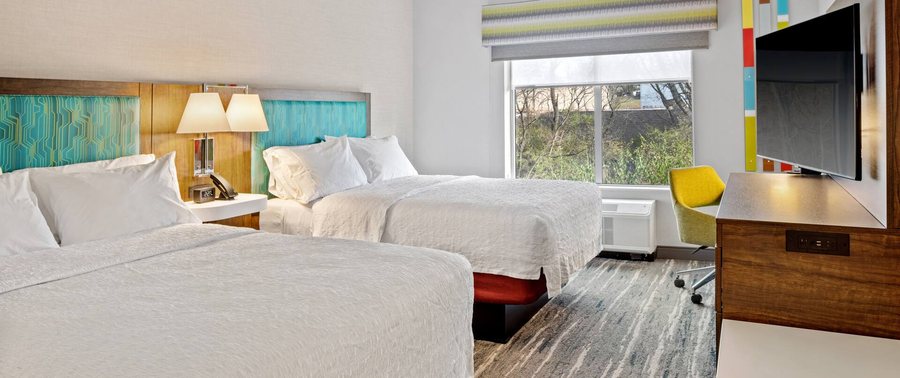 Hampton Inn Suites Cincinnati West — Guest room