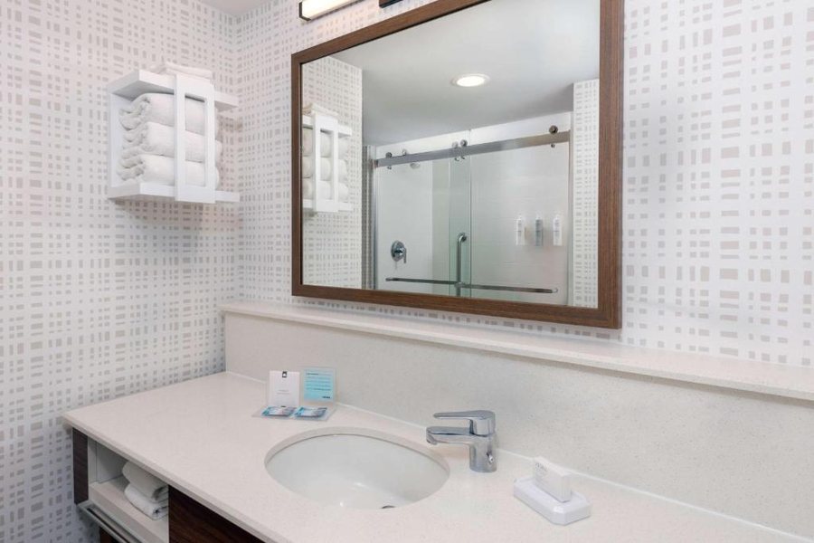 Hampton Inn Suites Clearwater Beach — Bathroom