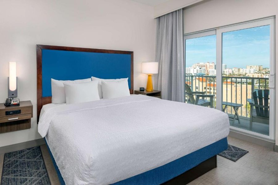 Hampton Inn Suites Clearwater Beach — Guest room