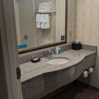 Hampton Inn Suites Cleveland Beachwood — Bathroom