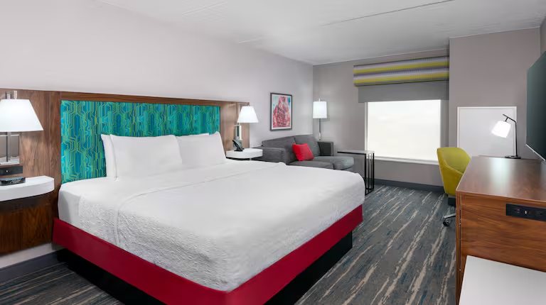 Hampton Inn Suites Cleveland Beachwood — Guest room