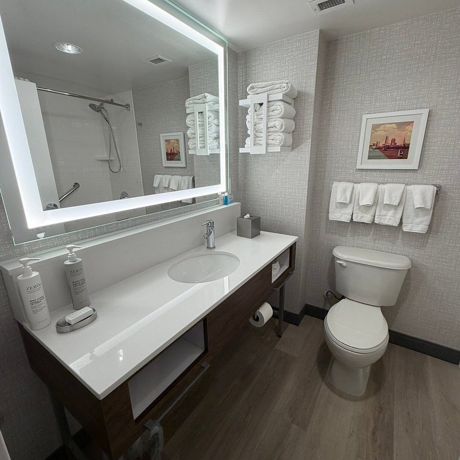 Hampton Inn Suites Cleveland Independence — Bathroom