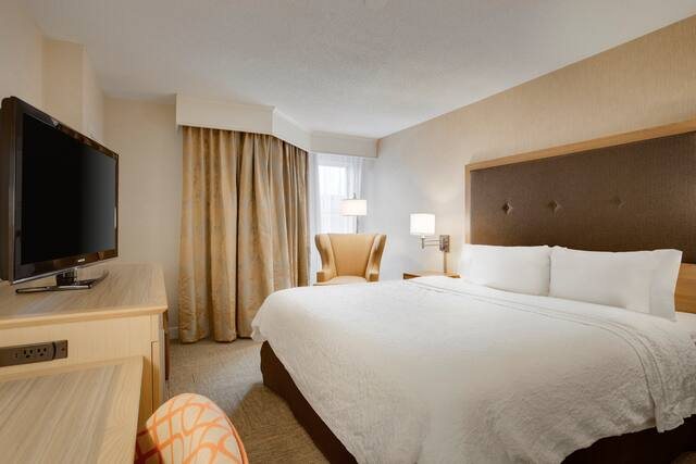 Hampton Inn Suites Cleveland Independence — Guest room