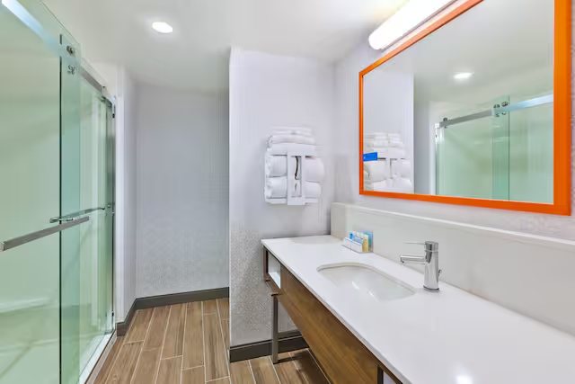 Hampton Inn Suites Cody — Bathroom