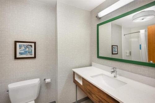 Hampton Inn Suites Coeur d Alene — Bathroom