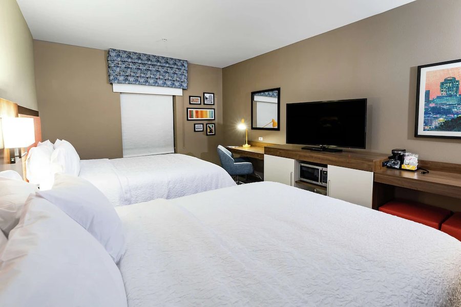 Hampton Inn Suites Columbia Killian Road — Guest room