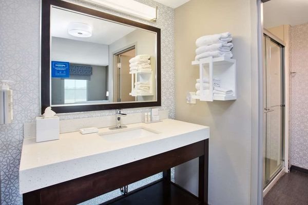 Hampton Inn Suites Columbia South Fort Meade Area — Bathroom