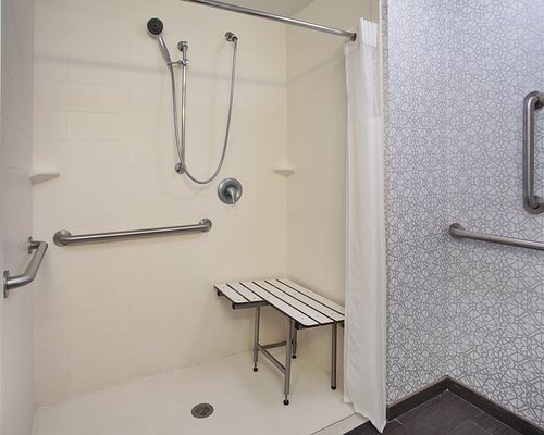 Hampton Inn Suites Columbia southeast ft Jackson — Bathroom