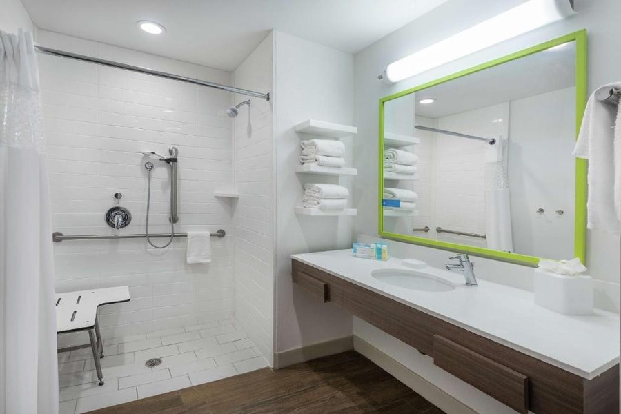 Hampton Inn Suites Corpus Christi — Bathroom