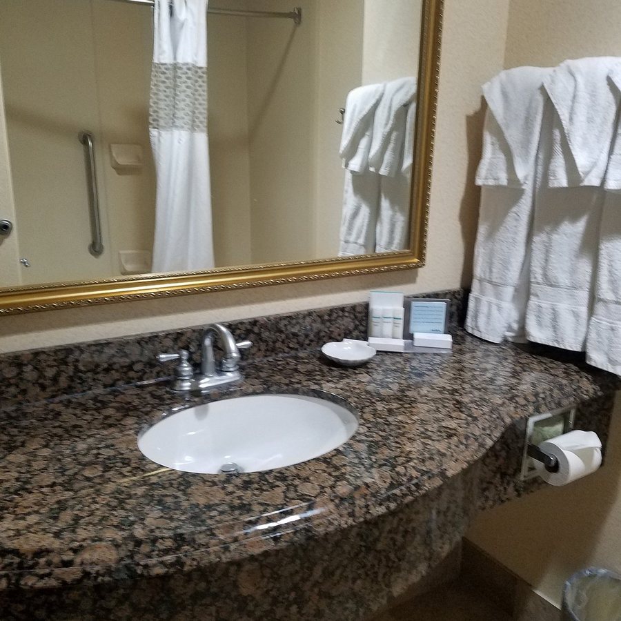 Hampton Inn Suites Corpus Christi I 37 Navigation Blvd — Bathroom