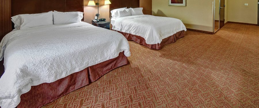 Hampton Inn Suites Corsicana — Guest room