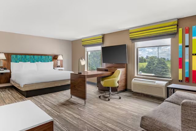 Hampton Inn Suites Crawfordsville — Guest room