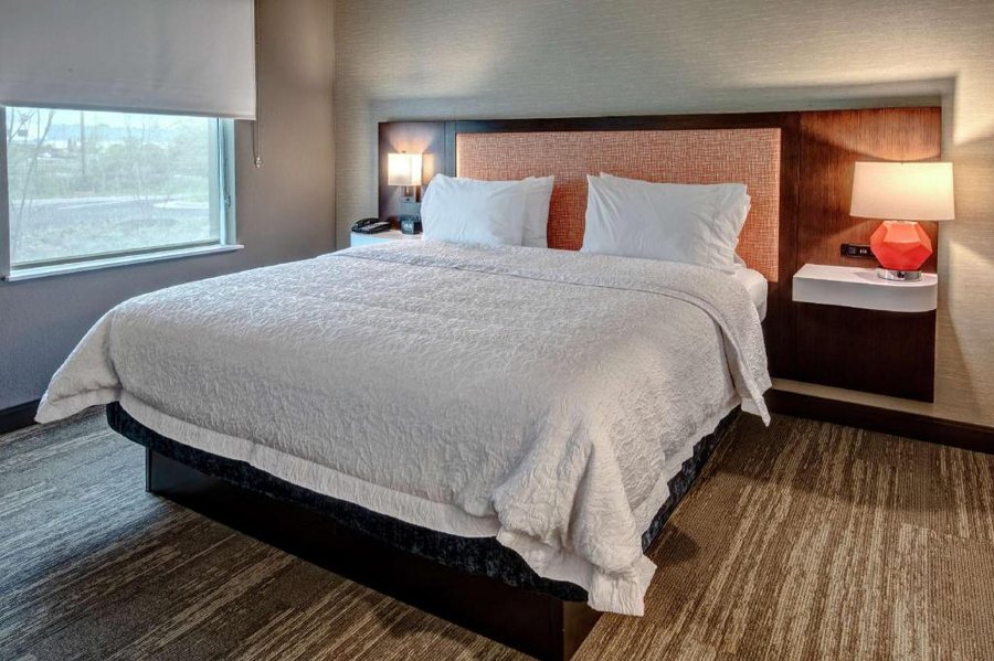 Hampton Inn Suites Culpeper — Guest room
