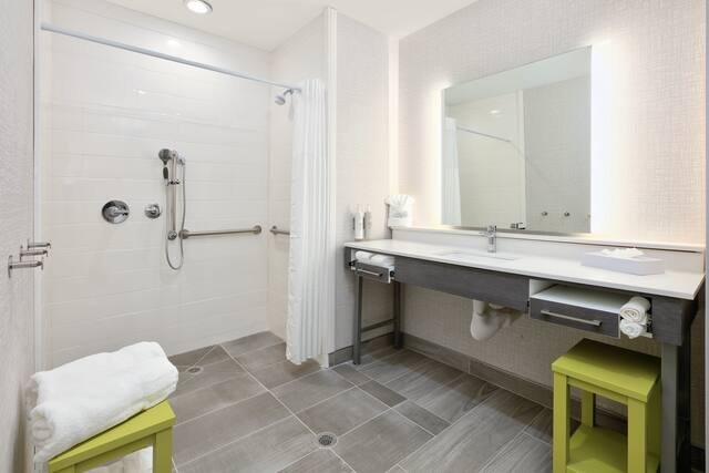 Hampton Inn Suites Dalhart — Bathroom