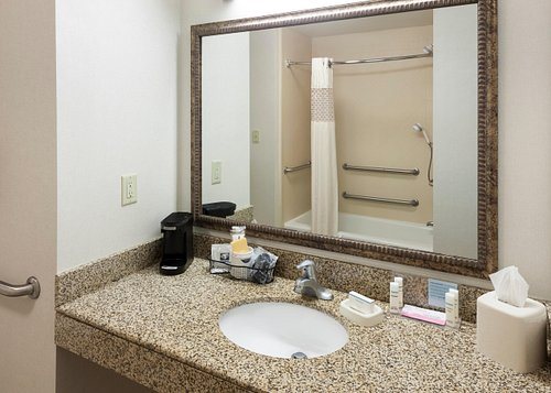 Hampton Inn Suites Davenport — Bathroom